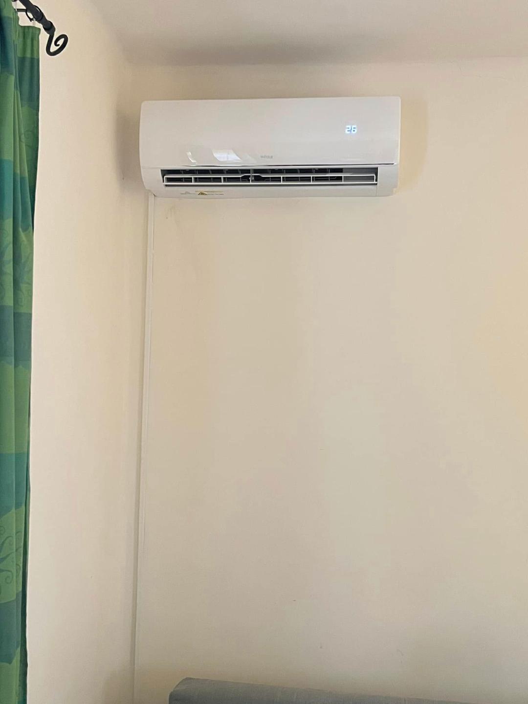 Falon átfúrás szerelés közben